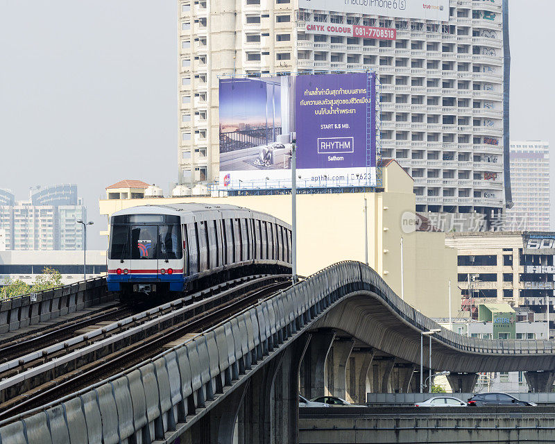 曼谷高架铁轨上的Skytrain BTS